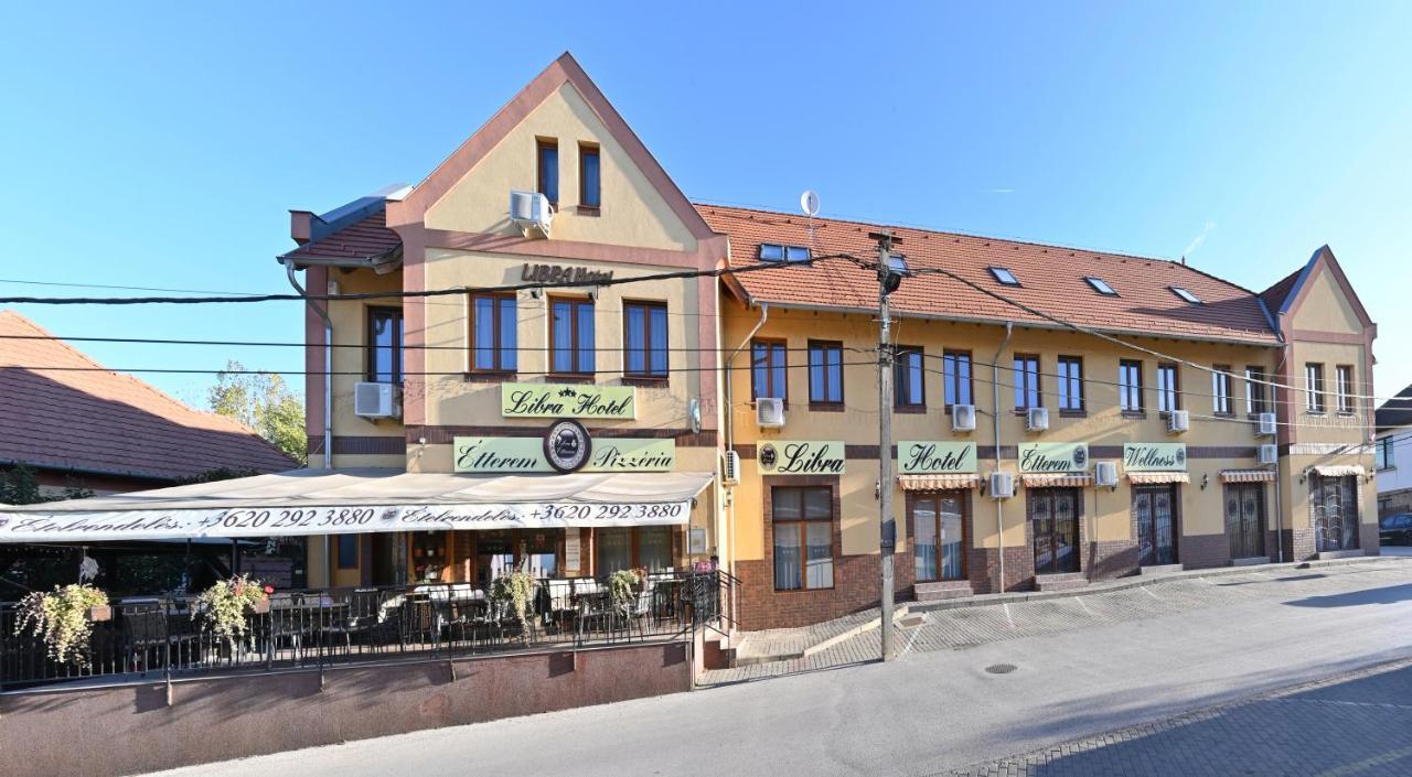 Libra Hotel Veresegyház Exterior foto